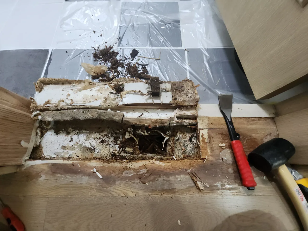 욕실문지방리폼 기존 문지방 철거 작업 중인 현장 사진