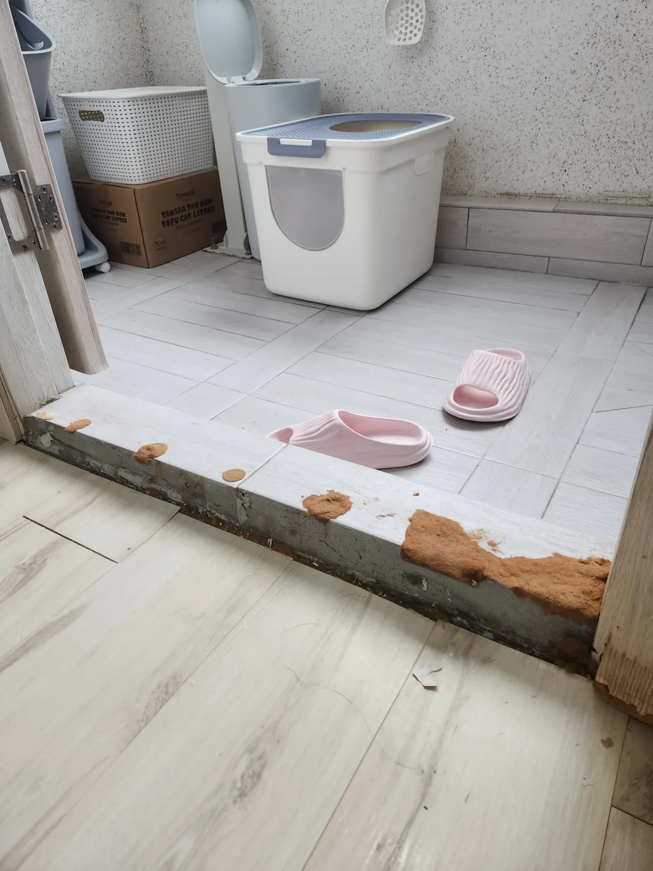 욕실문턱리폼이 필요한 오염되고 들뜬 문턱 하부 사진