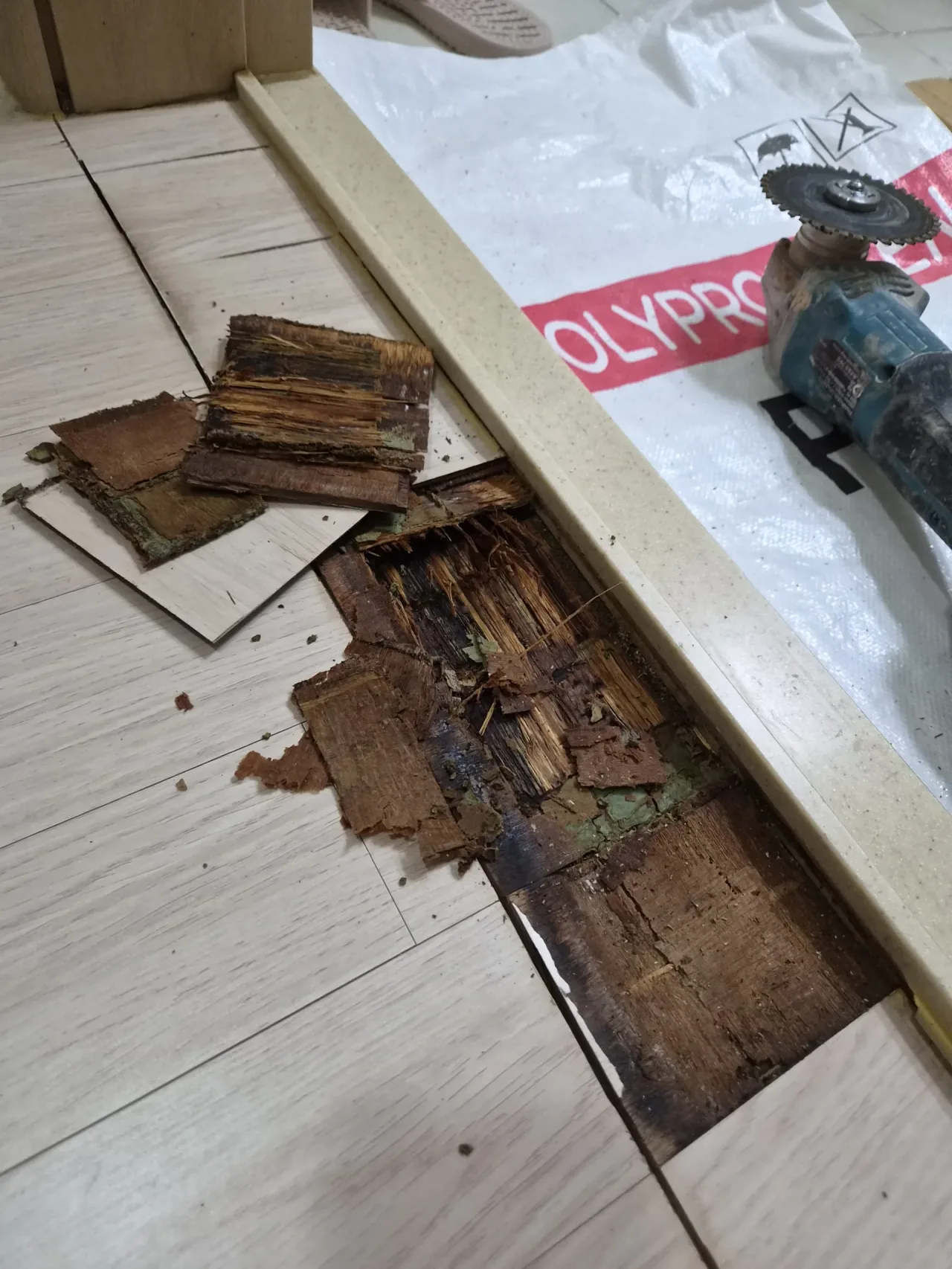 인천욕실문지방리폼 기존 문지방 철거 후 잔해를 정리하는 현장 사진