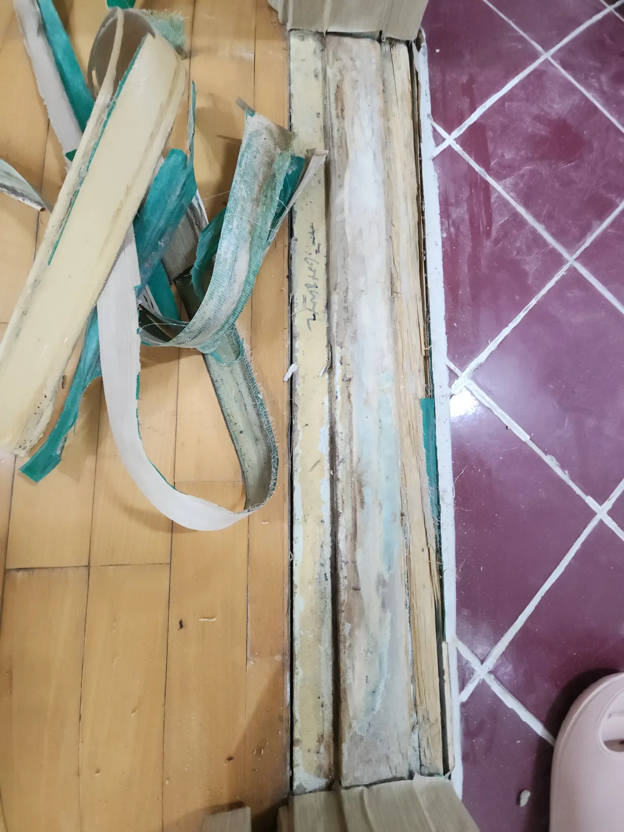 욕실문지방리폼비용에 영향을 주는 균열 부위 보강 작업 현장 사진