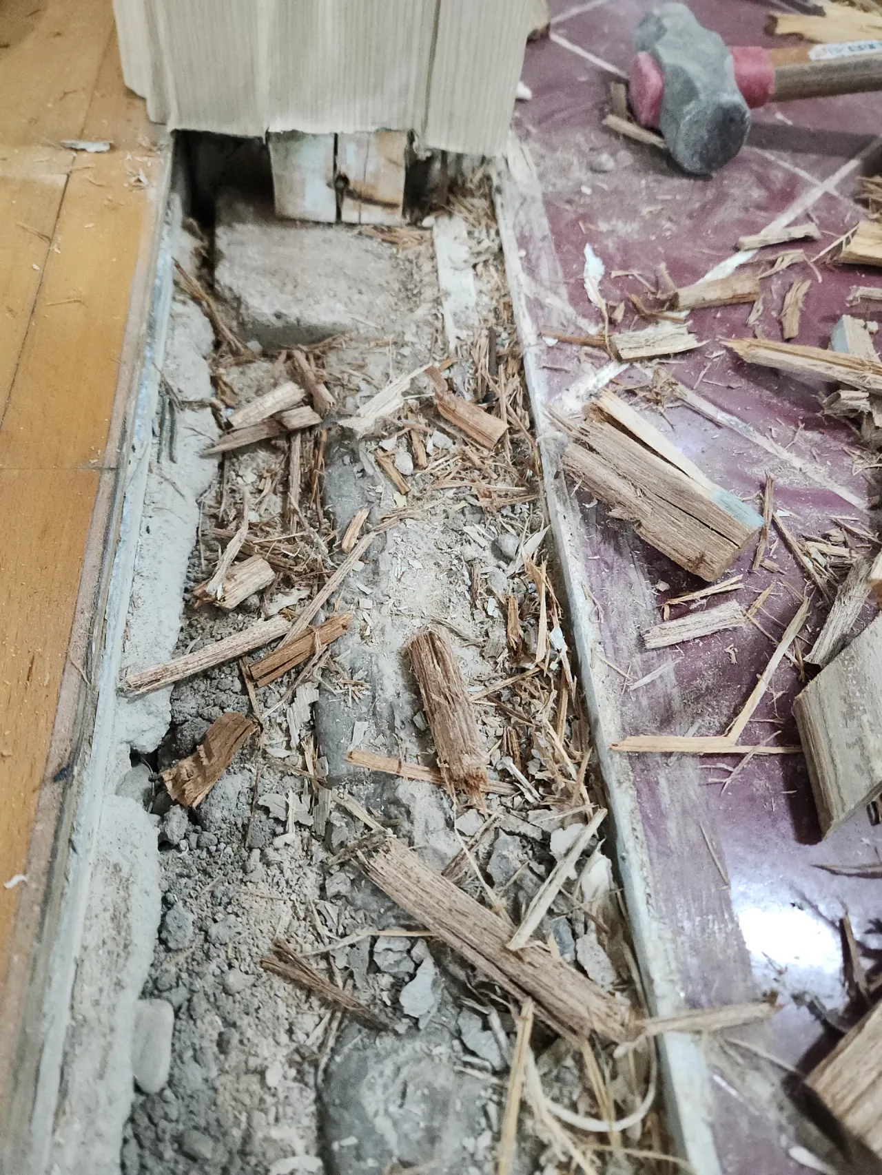 욕실문턱리폼 전 심하게 부식된 문턱 하부